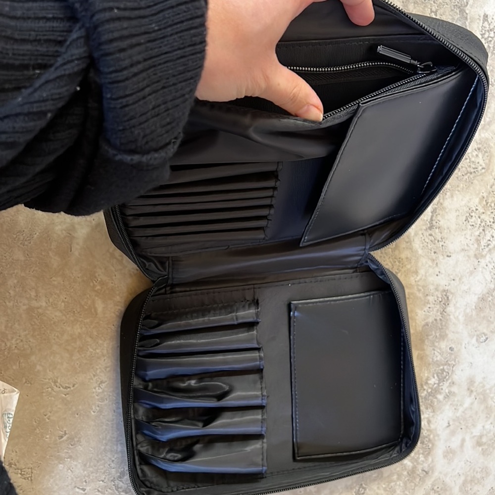 🎈SALE Laruce Makeup/makeup brush bag or holder
